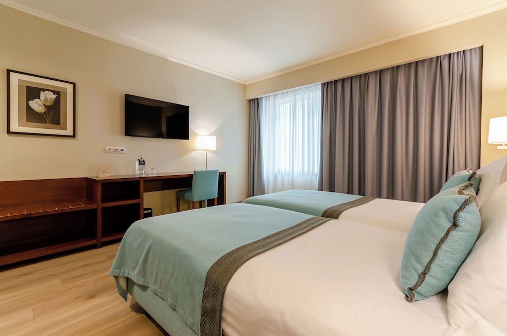 Habitación ejecutiva con 2 camas individuales del hotel Turim Europa. Foto 7