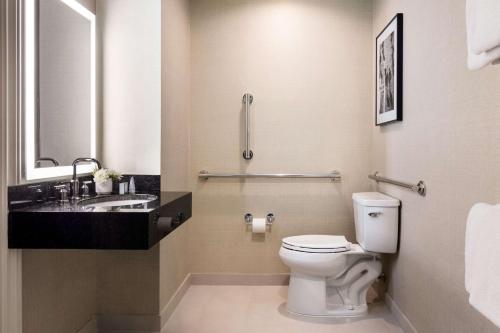 Habitación Doble con 2 camas dobles adaptada para personas con movilidad reducida del hotel The Shelburne Sonesta New York. Foto 2