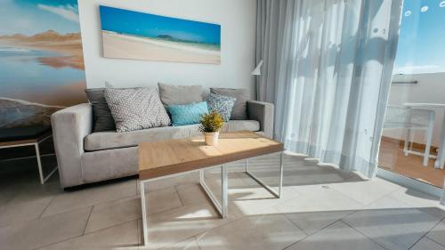 Habitación doble Vista Piscina Sofá Cama incluido 2 Camas individuales del hotel Bluesea Corralejo Village. Foto 1