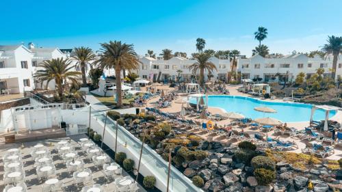 Habitación doble Vista Piscina Sofá Cama incluido 2 Camas individuales del hotel Bluesea Corralejo Village. Foto 3