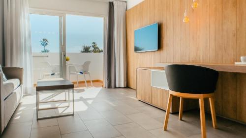 Habitación Doble con vistas a la piscina del hotel Labranda Corralejo Village. Foto 2