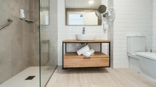 Habitación Doble con vistas a la piscina del hotel Labranda Corralejo Village. Foto 14