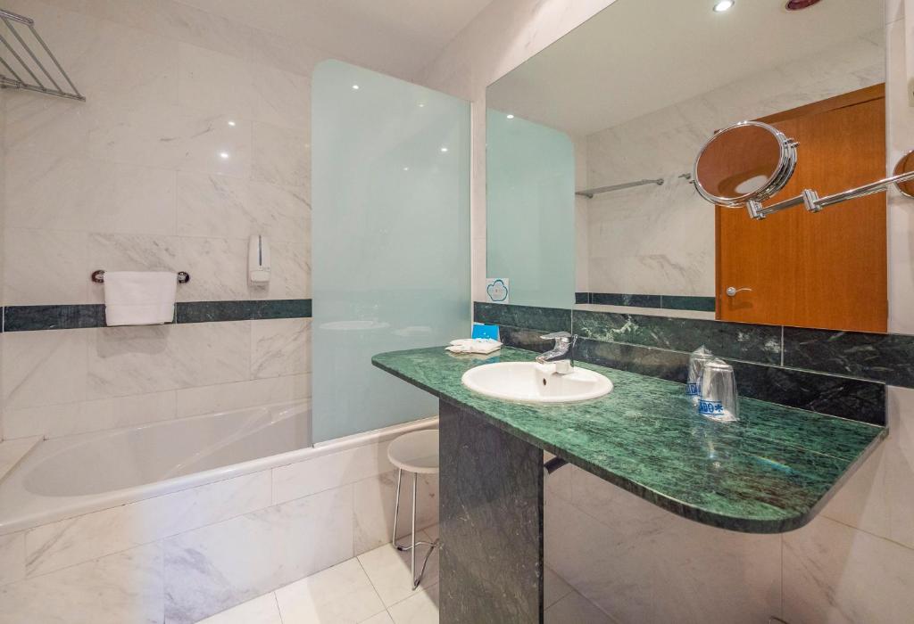 Habitación doble del hotel Dwo Valencia. Foto 1