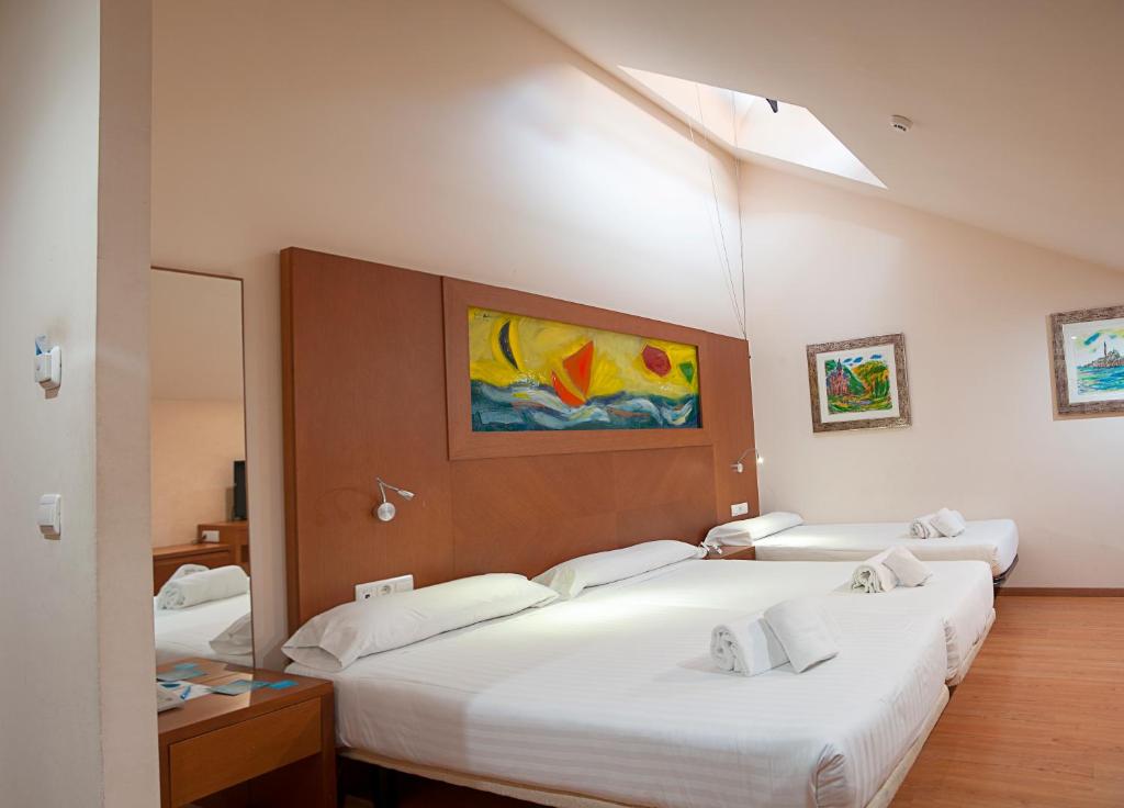 Habitación triple Abuhardillada del hotel Dwo Valencia