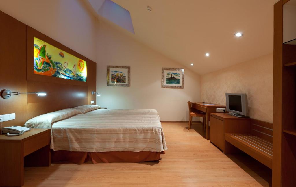 Habitación triple Abuhardillada del hotel Dwo Valencia. Foto 2