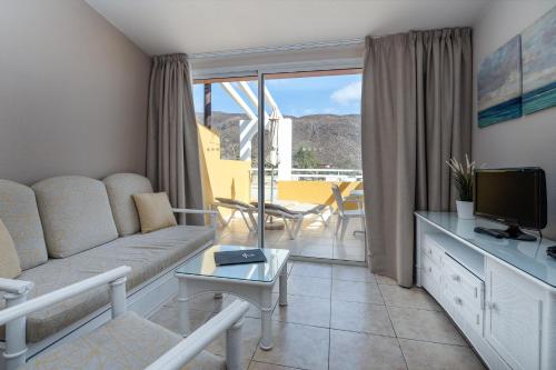 Apartamento Balcón o Terraza 1 habitación 2 Camas individuales del hotel Punta Marina by LIVVO. Foto 8