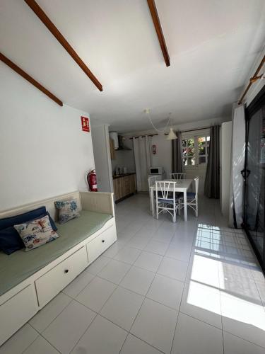 Apartamento Vista Jardín 1 habitación Sofá Cama incluido 2 Camas individuales del hotel La Concha del Mar. Foto 2