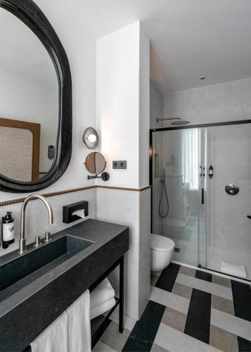 Habitación Doble Superior con balcón y vistas al Barrio de las Letras del hotel Vincci Soho. Foto 4