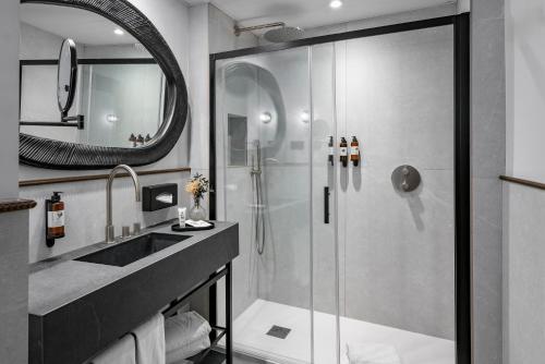 Habitación Deluxe con terraza del hotel Vincci Soho. Foto 3