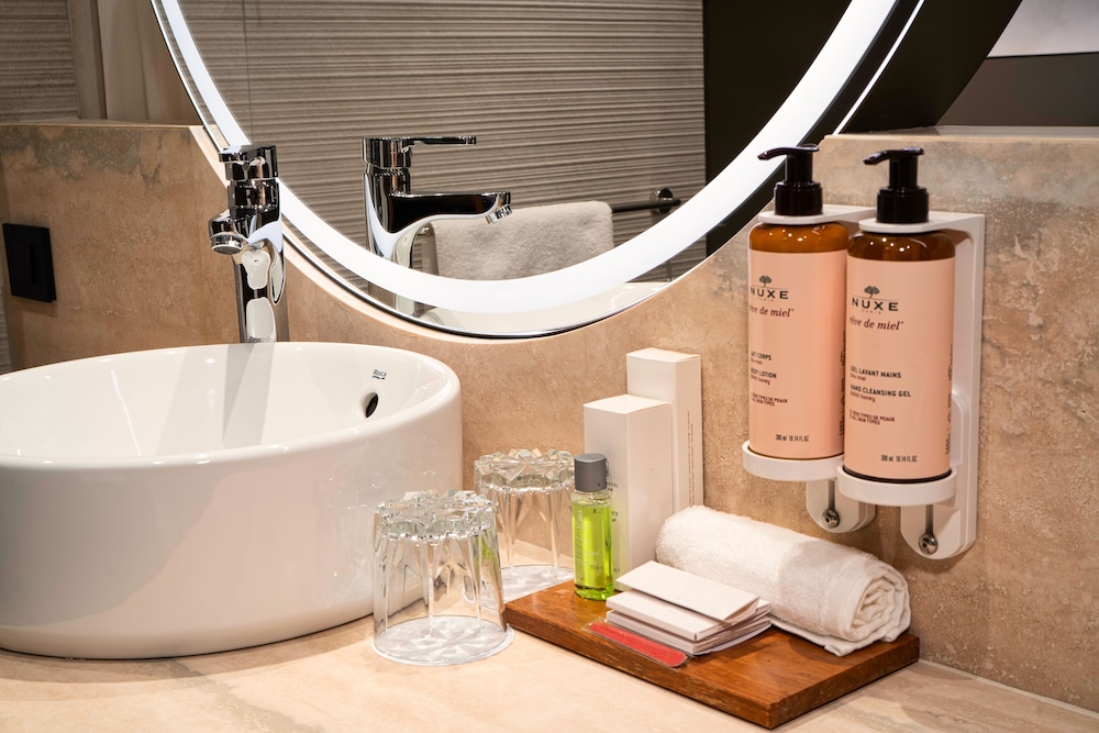 Habitación Deluxe con 2 Camas Individuales y Balcón del hotel Maison Sofia - Mgallery. Foto 5