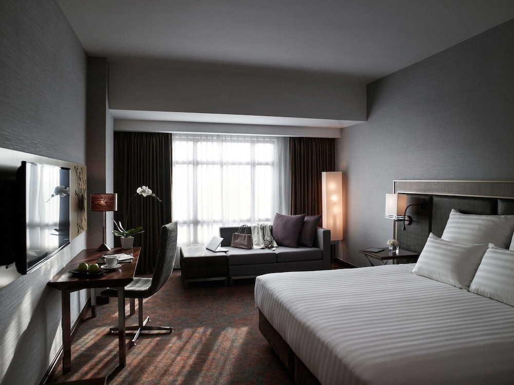 Habitación Deluxe, 1 cama de matrimonio grande, vistas a la ciudad del hotel Pullman Hanoi. Foto 8