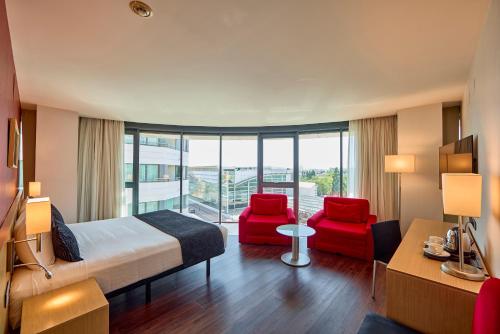 Habitación Doble Deluxe con cama extragrande y vistas a la ciudad del hotel Civis Luz Castellón