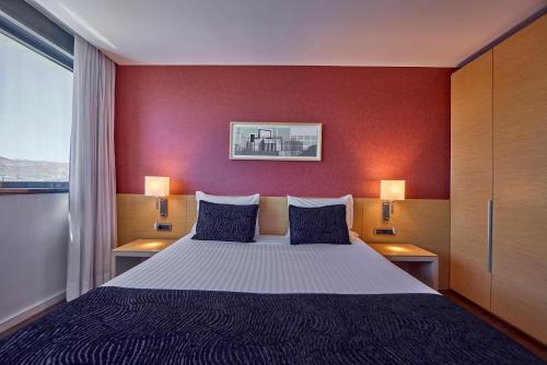 Habitación con cama extragrande. del hotel Civis Luz Castellón. Foto 3
