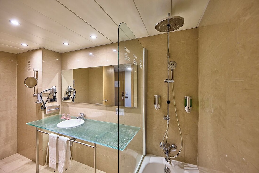 Habitación Triple del hotel Civis Luz Castellón. Foto 5