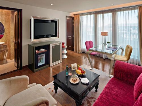 Suite Ejecutiva, 1 Cama King Size, Vista a la Ópera, Balcón del hotel Hotel de l'Opera Hanoi - MGallery. Foto 3