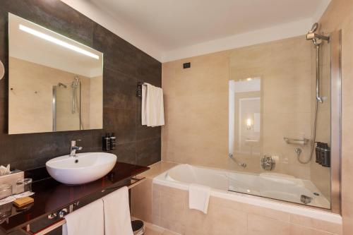 Habitación Executive con balcón del hotel Ikonik Parlament