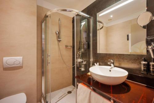 Habitación Doble Deluxe - 1 o 2 camas del hotel Ikonik Parlament. Foto 1