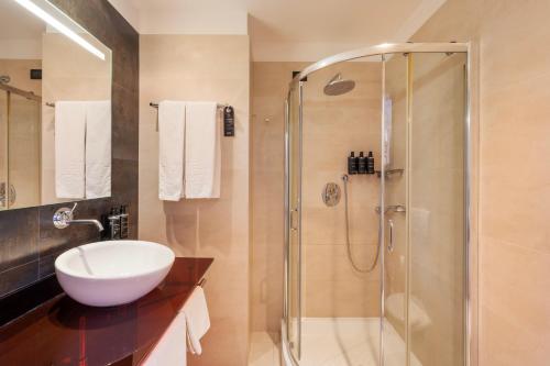 Habitación Doble Deluxe - 1 o 2 camas del hotel Ikonik Parlament. Foto 9