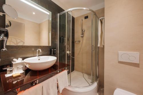 Habitación Doble Deluxe - 1 o 2 camas del hotel Ikonik Parlament. Foto 12