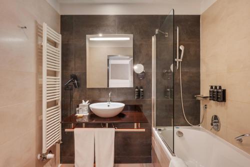 Habitación Doble Deluxe - 1 o 2 camas del hotel Ikonik Parlament. Foto 13