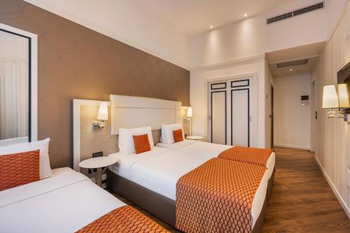 Habitación Deluxe Comunicada del hotel Ikonik Parlament. Foto 3