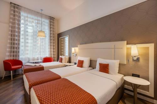 Habitación Deluxe Comunicada del hotel Ikonik Parlament. Foto 4