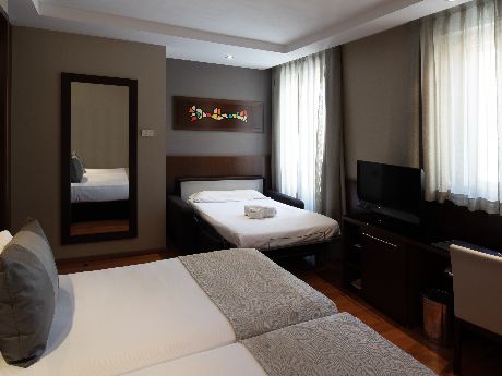 Habitación triple del hotel Catalonia Goya. Foto 1