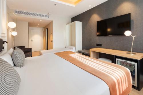 Habitación Triple Premium - Exterior del hotel Catalonia Goya. Foto 3