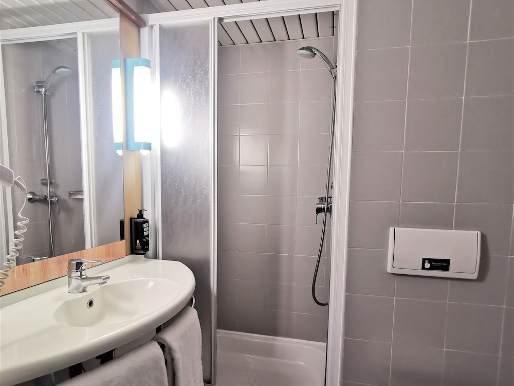 Habitación doble, 1 cama doble del hotel Ibis Leiria Fatima. Foto 6