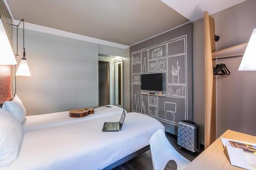 Habitación Doble Estándar - 2 camas del hotel Ibis Lisboa Centro Liberdade. Foto 14