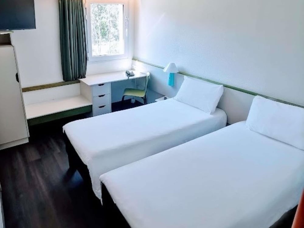 Habitación con 2 camas individuales, 2 camas individuales del hotel Ibis Porto Sul Europarque