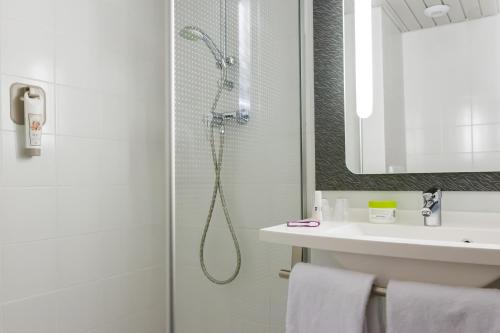 Habitación Estándar con 2 camas individuales - No fumadores del hotel Ibis Porto Sao Joao. Foto 7
