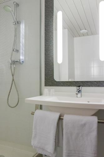 Habitación Doble Estándar - No fumadores del hotel Ibis Porto Sao Joao. Foto 7
