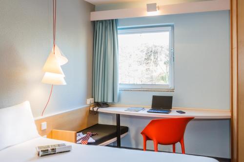 Habitación Estándar con 2 camas individuales - No fumadores del hotel Ibis Porto Sao Joao. Foto 5