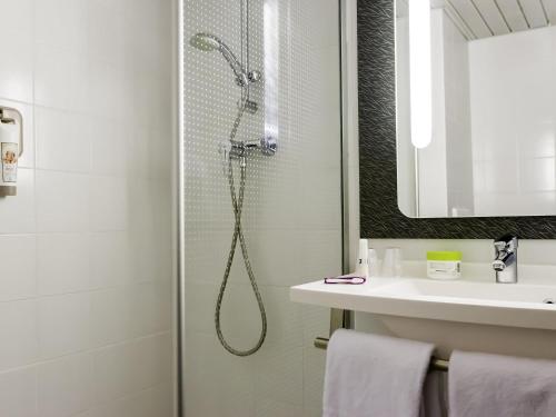 Habitación Triple - No fumadores del hotel Ibis Porto Sao Joao. Foto 1