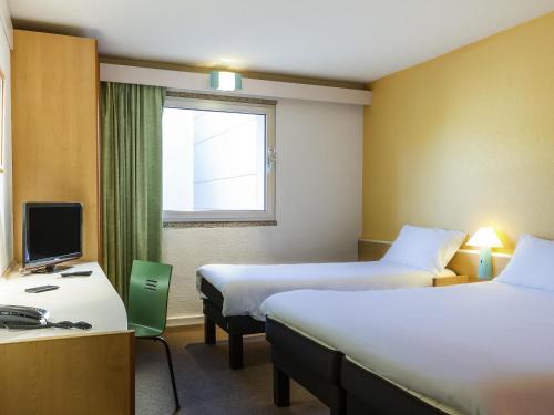 Habitación Estándar - 1 cama doble y 1 cama individual - No fumadores del hotel Ibis Porto Sao Joao. Foto 1