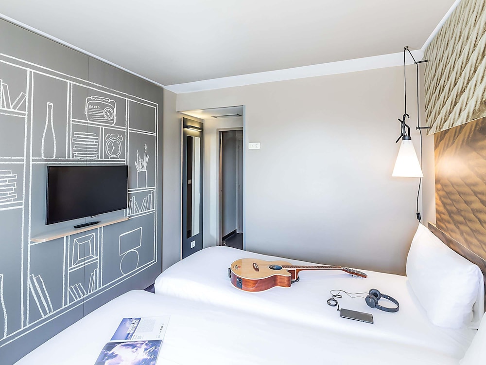Habitación estándar con 2 camas individuales, 2 camas individuales del hotel Ibis Porto Gaia. Foto 10