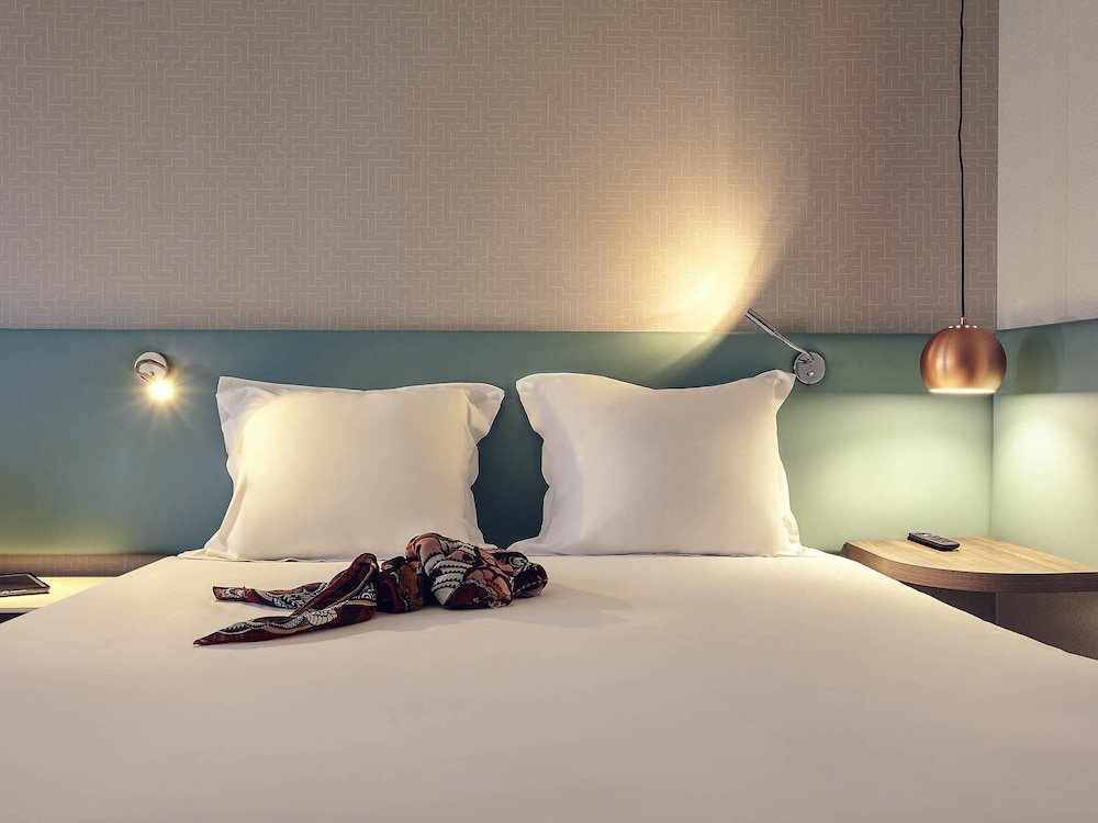 Habitación Clásica con cama queen - size grande del hotel Mercure Marne La Vallée Bussy St. Georges. Foto 2