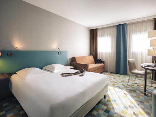 Habitación Familiar con 1 cama doble y 1 sofá - cama doble del hotel Mercure Marne La Vallée Bussy St. Georges. Foto 2