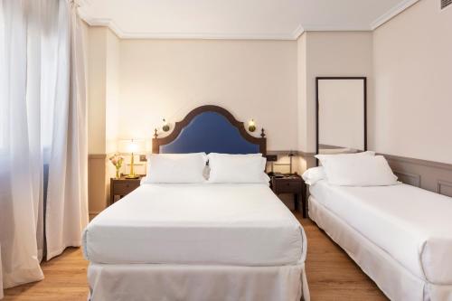 Habitación Triple del hotel H10 Corregidor Boutique. Foto 3