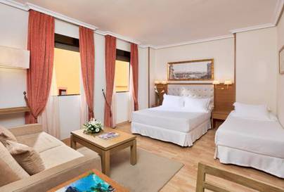 Habitación triple del hotel H10 Corregidor Boutique. Foto 1