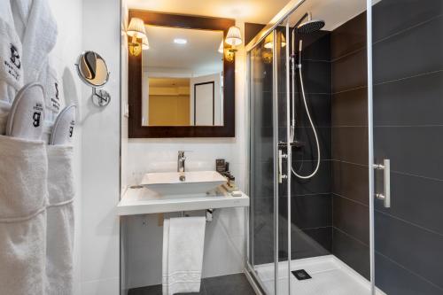 Habitación Triple del hotel H10 Corregidor Boutique. Foto 7