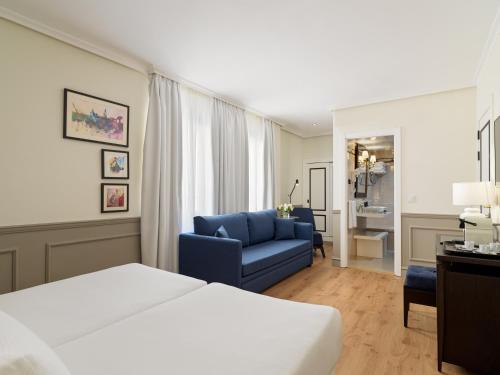 Habitación Triple del hotel H10 Corregidor Boutique. Foto 13