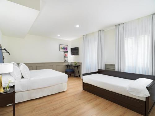 Habitación Triple del hotel H10 Corregidor Boutique. Foto 15