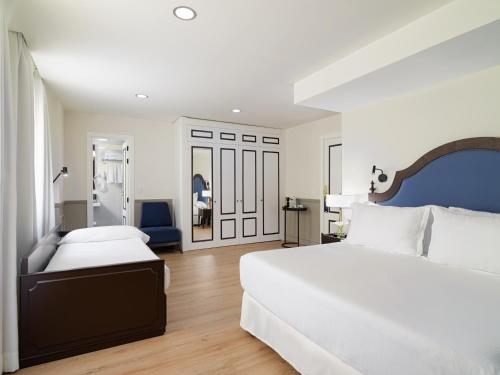 Habitación Triple del hotel H10 Corregidor Boutique. Foto 16