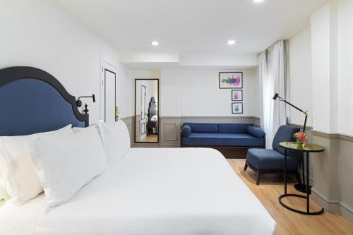 Habitación Triple del hotel H10 Corregidor Boutique. Foto 18