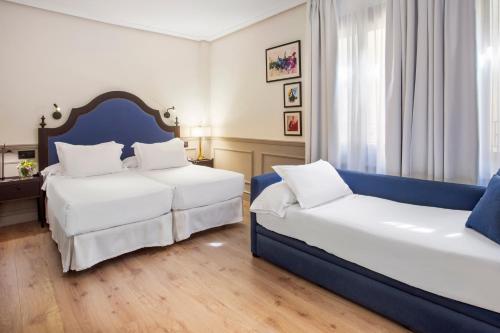 Habitación triple Premium del hotel H10 Corregidor Boutique. Foto 2