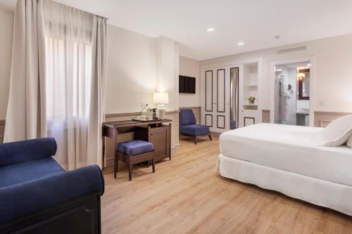 Habitación triple Premium del hotel H10 Corregidor Boutique. Foto 6