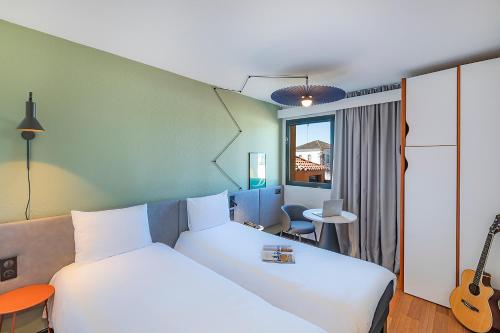 Habitación Doble Estándar - 2 camas del hotel Ibis Evora. Foto 11