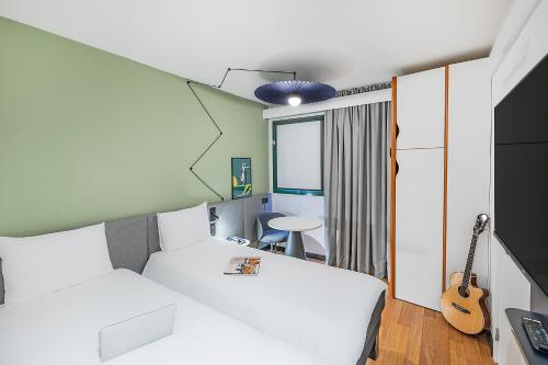 Habitación Doble Estándar - 2 camas del hotel Ibis Evora. Foto 12